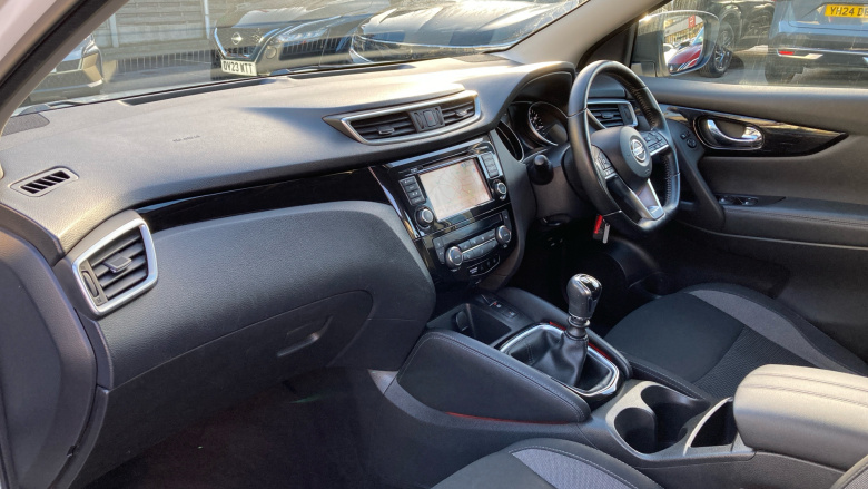 Nissan Qashqai 1.3 DiG-T Acenta Premium 5dr Petrol Hatchback